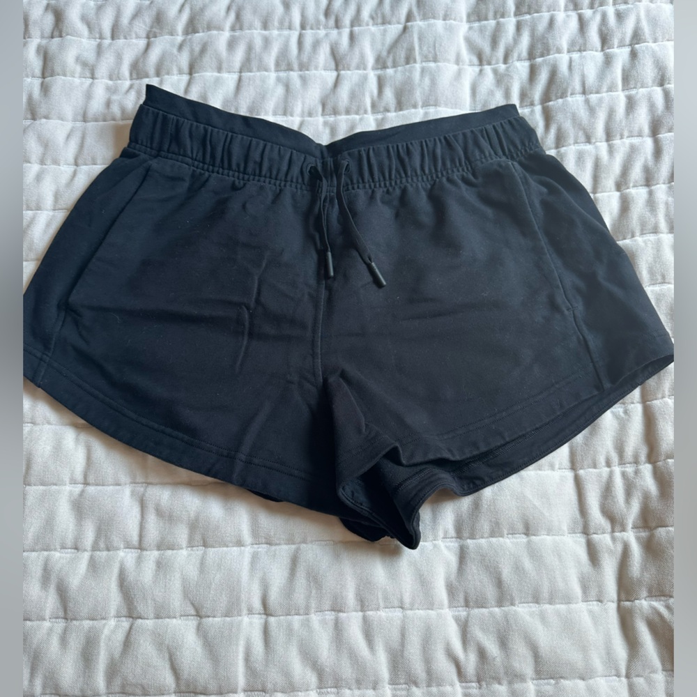 Lululemon black inner glow short modal fabric size 6 3in